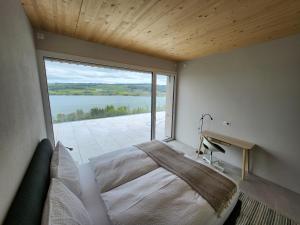 Postel nebo postele na pokoji v ubytování Lakeview Guest Rooms with huge rooftop terrace + 14 fotografií