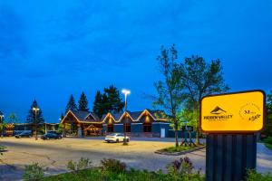 a yellow sign on a pole in a parking lot at Hidden Valley Resort, an Ascend Collection Resort in Huntsville