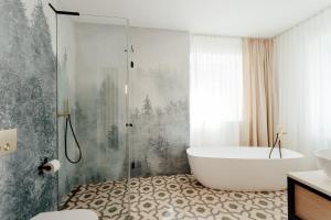 a bathroom with a bath tub and a shower at Apartmánový dom BiSou - Trojičné námestie in Banská Štiavnica