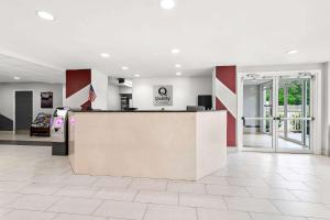 a lobby with a reception counter in a building at Quality Inn Merrimack - Nashua in Merrimack