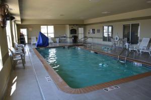 Bazén v ubytování Comfort Suites Yukon - SW Oklahoma City nebo v jeho okolí