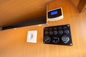 un dispositivo electrónico colocado encima de una mesa en Ocean Camper - Campervan & Surf rentals, en Faro
