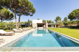 Bazén v ubytování The Pine Tree Comporta Villa nebo v jeho okolí