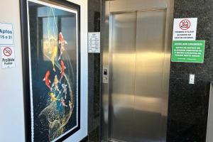Un ascensor con la imagen de un pez dorado. en Hotel Santa Clara, en Caldas Novas