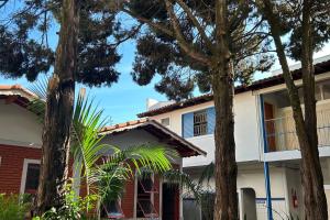 una casa con árboles delante en Hotel Santa Clara, en Caldas Novas