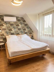 Un pat sau paturi într-o cameră la VIP Home vendégház Miskolctapolca +20 fotografii