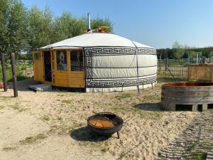Budova, kde se the luxury tent nachází