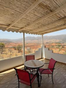 a table and chairs on a balcony with a view at Ouzoud le Panorama in Ouzoud