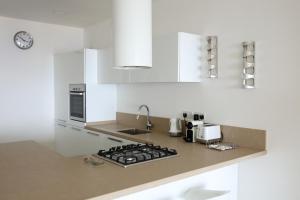 Majoituspaikan Gorgeous 2BR Gozo Apt with private balcony & Pool by 360 Estates keittiö tai keittotila