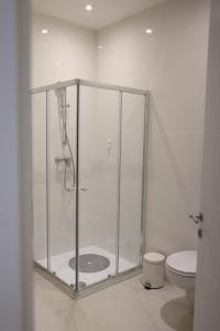 Kylpyhuone majoituspaikassa Gorgeous 2BR Gozo Apt with private balcony & Pool by 360 Estates