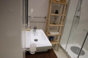 Kylpyhuone majoituspaikassa Gorgeous 2BR Gozo Apt with private balcony & Pool by 360 Estates