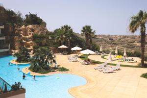 Majoituspaikassa Gorgeous 2BR Gozo Apt with private balcony & Pool by 360 Estates tai sen lähellä sijaitseva uima-allas