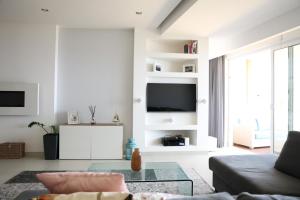 Μια τηλεόραση ή/και κέντρο ψυχαγωγίας στο Gorgeous 2BR Gozo Apt with private balcony & Pool by 360 Estates