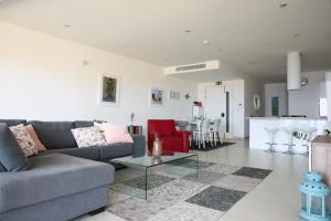 Oleskelutila majoituspaikassa Gorgeous 2BR Gozo Apt with private balcony & Pool by 360 Estates
