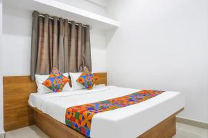 Postel nebo postele na pokoji v ubytování FabHotel White House Inn - EON IT Park