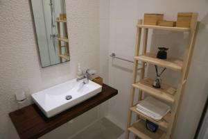 Kylpyhuone majoituspaikassa Gorgeous 2BR Gozo Apt with private balcony & Pool by 360 Estates