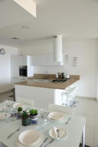 Majoituspaikan Gorgeous 2BR Gozo Apt with private balcony & Pool by 360 Estates keittiö tai keittotila