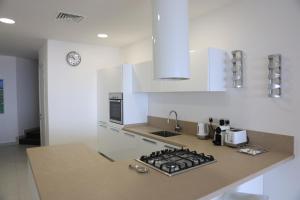 Majoituspaikan Gorgeous 2BR Gozo Apt with private balcony & Pool by 360 Estates keittiö tai keittotila