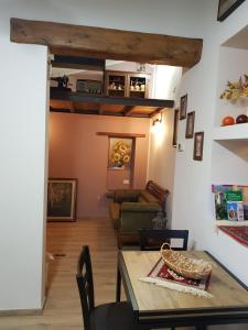 a living room with a table and a couch at Casa il Gorellino in San Giovanni Valdarno +11 photos