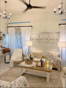 ein Wohnzimmer mit Couch und Tisch in der Unterkunft Cottage Near Lake Garden in Taiping