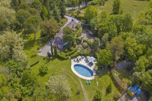 vistas panorámicas a un jardín con piscina en Molino del Ponte - Happy Rentals, en Radda in Chianti