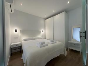 En eller flere senge i et værelse på Apartamentos ALFISA Puerta del Sol