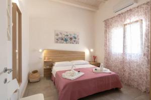 Un dormitorio con una cama con dos toallas encima. en Casa Vacanze Gioberta, en Menfi 79 fotos más