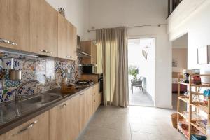 una cocina con fregadero y encimera en Casa Vacanze Gioberta, en Menfi