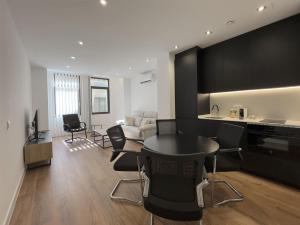 Et opholdsområde på Apartamentos ALFISA Puerta del Sol