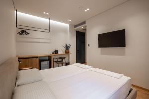 TV a/nebo společenská místnost v ubytování Kamara Rooms