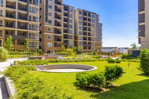 un parque frente a un gran edificio de apartamentos en Bright and Cozy 1BD Flat in Plovdiv with Parking by Flat Mаnager, en Plovdiv
