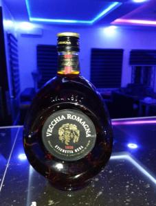 eine Flasche Whisky auf einer Theke in der Unterkunft M&A Royal Guest House & Bar in Obanyotor