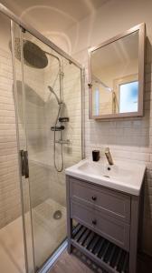 Salle de bains dans l'établissement Les suites du castillet