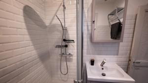 Salle de bains dans l'établissement Les suites du castillet