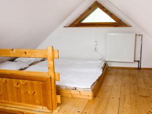 Ένα ή περισσότερα κρεβάτια σε δωμάτιο στο Chalet Sedmidomí by Interhome