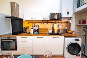 Cuisine ou kitchenette dans l'établissement Les suites du castillet