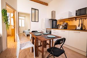 Cuisine ou kitchenette dans l'établissement Les suites du castillet