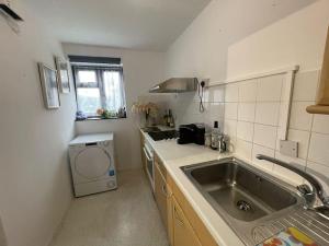 Ảnh trong thư viện ảnh của Private apt close to train station ở London