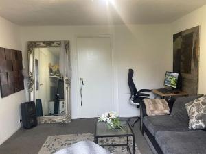 Ảnh trong thư viện ảnh của Private apt close to train station ở London +21 ảnh