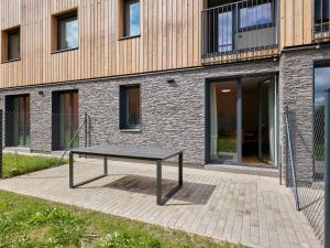 スヴォボダ・ナト・ウーポウにあるApartment Modern Mountain Terrace Retreat & Pets by Interhomeの建物前に座る黒いテーブル