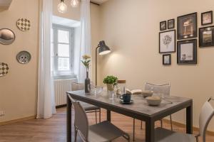 a dining room with a table and chairs at Ars Nova in Cuneo