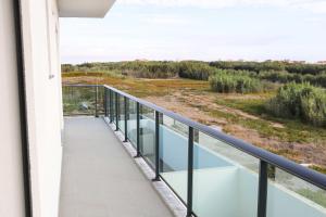 balcón con vistas a un campo en Sunset apartment Peniche Surfcamp, en Ferrel