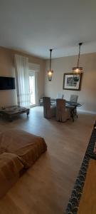 sala de estar amplia con sofá y mesa en Central luxury rooms, en Olbia
