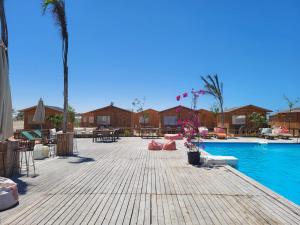 Bazén v ubytování Tabara Beach Safy Bay nebo v jeho okolí + 8 fotografií