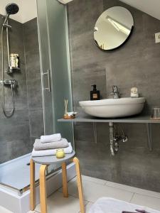 Koupelna v ubytování Jázmin vendégház és 2 fős stúdió apartman + 25 fotografií