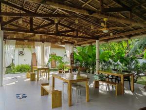 eine Gruppe von Tischen und Bänken unter einem Pavillon in der Unterkunft MHARI Guest Rooms in San Juan