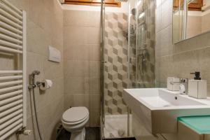 Koupelna v ubytování The right place 4U Grotte Apartment + 19 fotografií