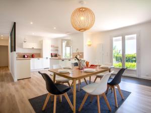 Kuchyň nebo kuchyňský kout v ubytování Holiday Home Le Bigorneau Préfaillais by Interhome + 19 fotografií