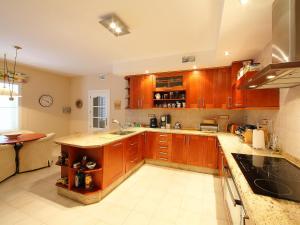 フィネストラットにあるVilla Villa Orquideas by Interhomeの大きなキッチン(木製キャビネット、シンク付)