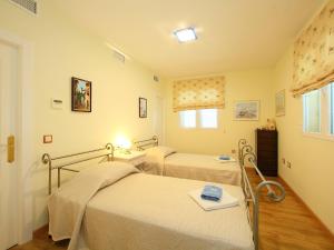 フィネストラットにあるVilla Villa Orquideas by Interhomeのベッド2台と洗面台を備えた病室